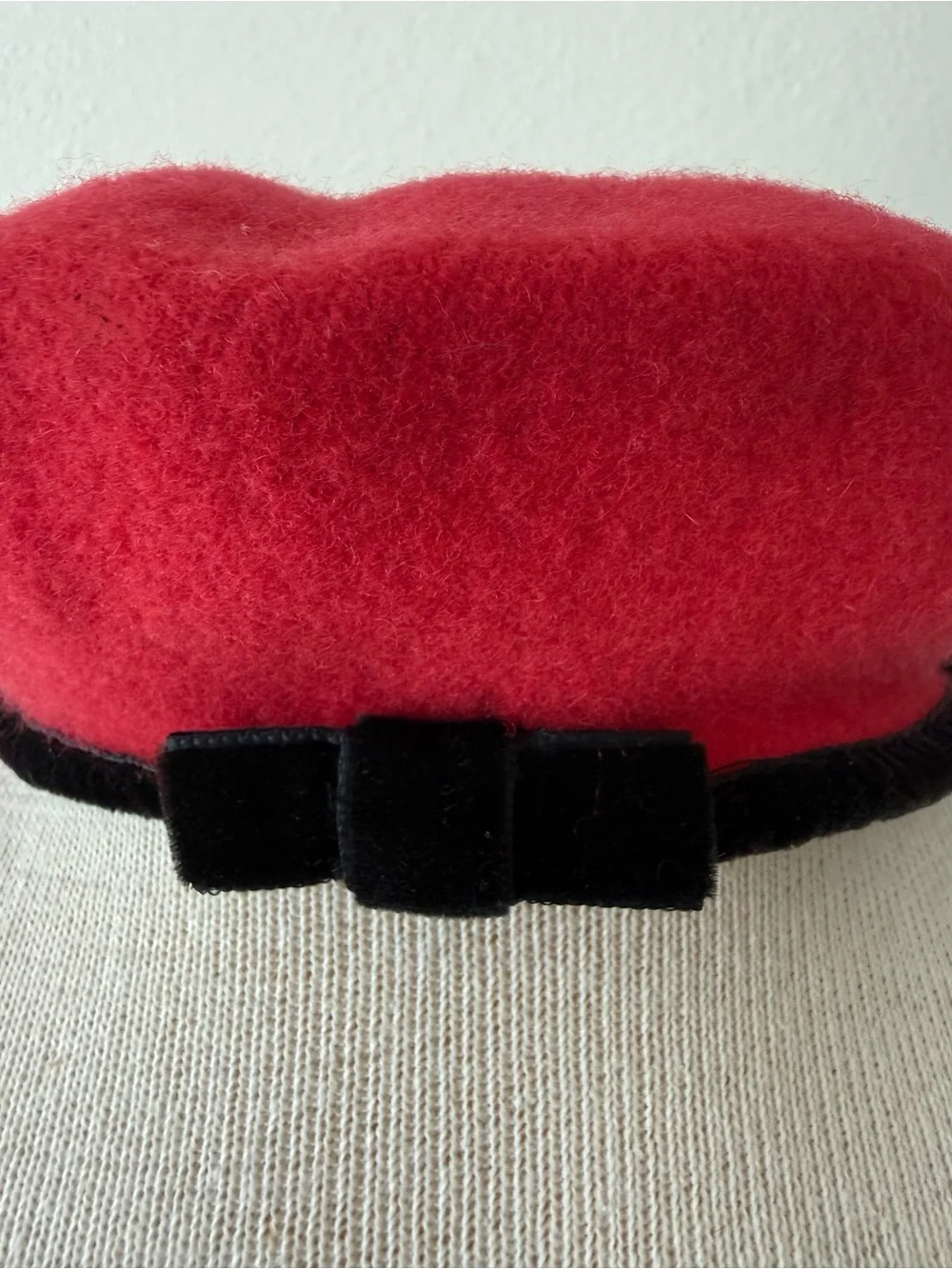 VTG GAP Red Wool Beret Hat Black Velvet Trim Bow Made in England S/M 80s/90s